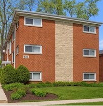 933 College Ave, Unit A in Wheaton, IL - Building Photo