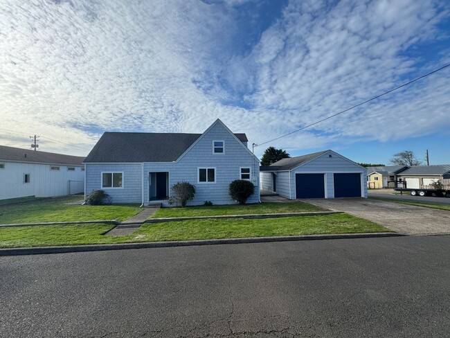 127 NE Benton St in Newport, OR - Building Photo - Building Photo