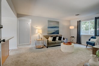 Oaks at Oxon Hill in Oxon Hill, MD - Foto de edificio - Building Photo