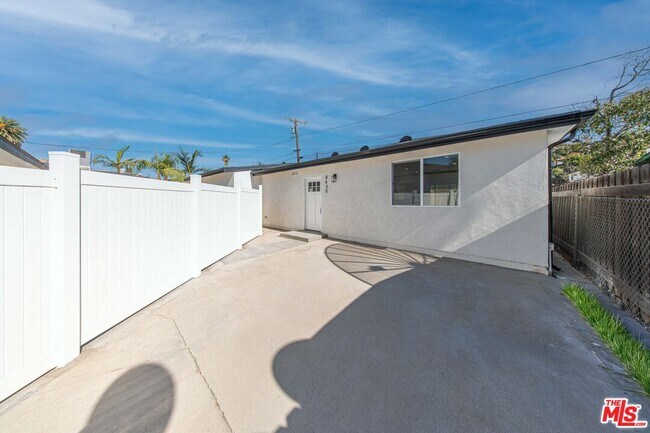 8430 Glenoaks Blvd in Los Angeles, CA - Building Photo - Building Photo