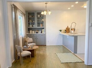 325 E Stocker St in Glendale, CA - Foto de edificio - Building Photo