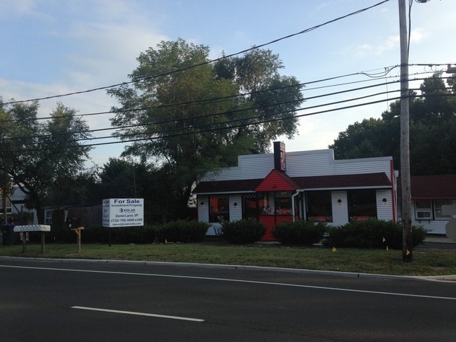 5015 State Route 33 in Wall Township, NJ - Foto de edificio - Building Photo