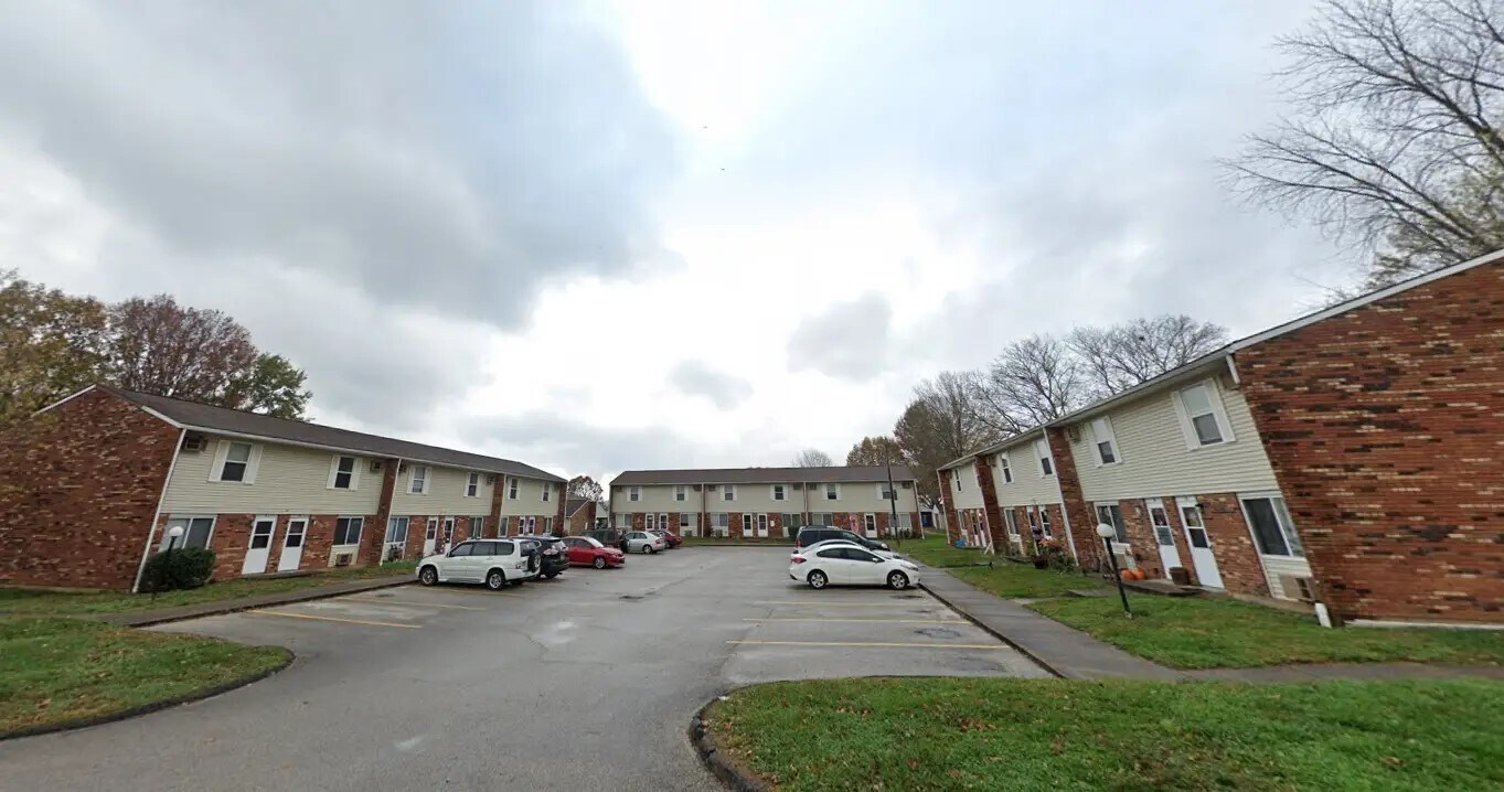 1890 Vista Cir in Aberdeen, OH - Building Photo