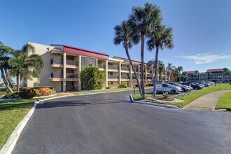 868 Bayway Blvd, Unit 202 in Clearwater, FL - Building Photo - Building Photo