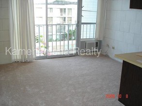 2845 Waialae Ave in Honolulu, HI - Building Photo - Building Photo