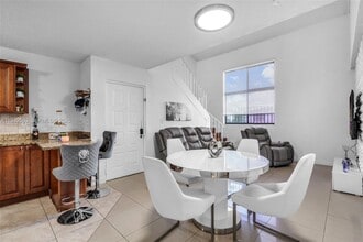 2740 W 63rd St in Hialeah, FL - Foto de edificio - Building Photo