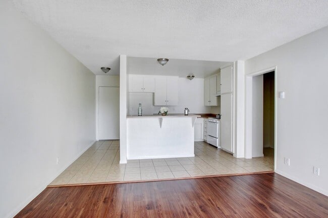 Sepulveda Manhattan Apartments in Van Nuys, CA - Foto de edificio - Building Photo