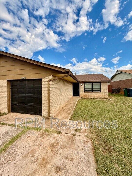 12409 SW 2nd St in Yukon, OK - Building Photo