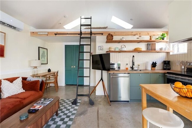 property at 1583 Braeburn Dr SE