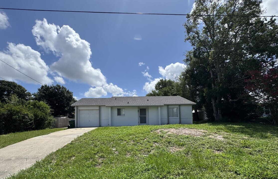 2144 E Parkton Dr in Deltona, FL - Building Photo