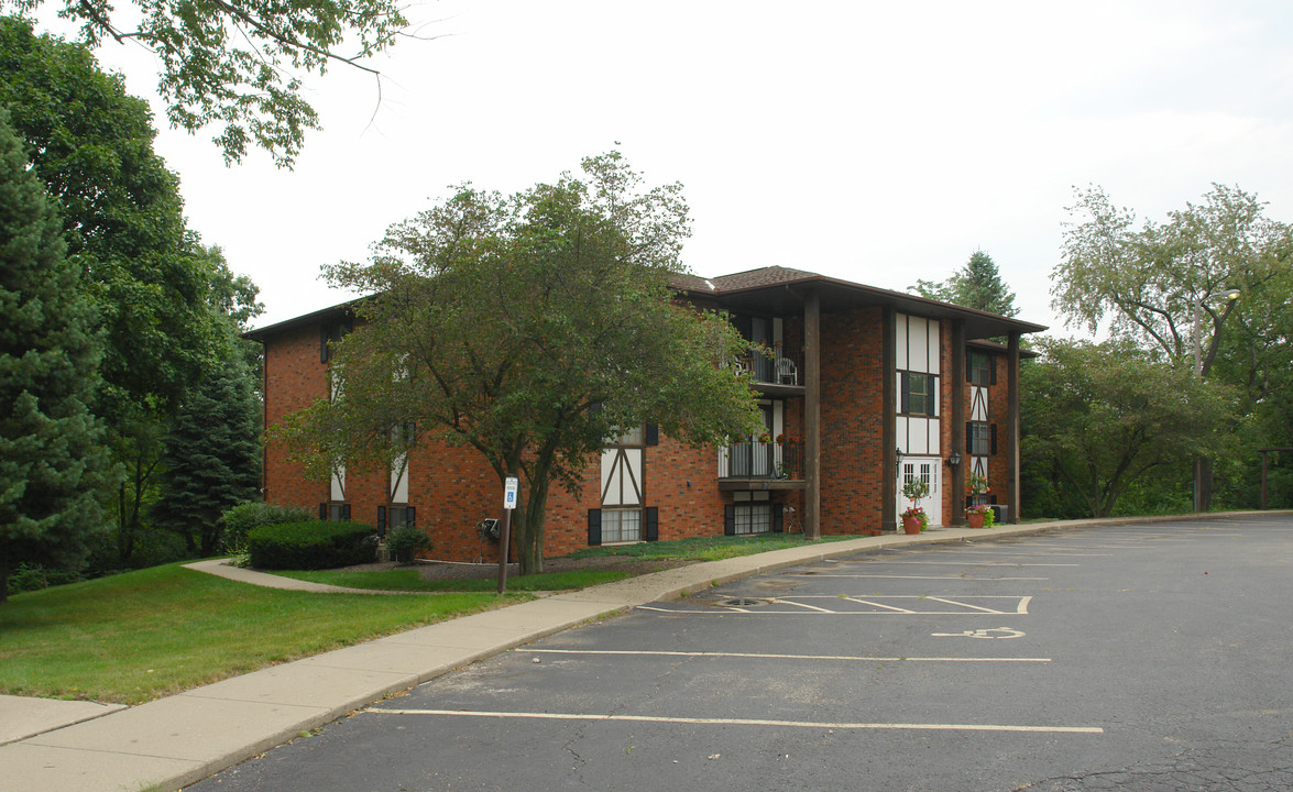 Granada Court in Peoria, IL - Foto de edificio