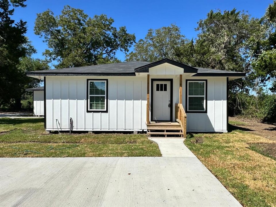 539 Farm to Market Rd 770 in Liberty, TX - Building Photo