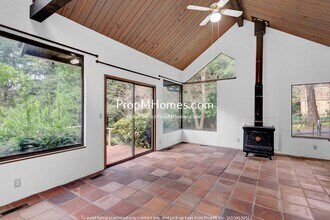 8945 SW 9th Dr in Portland, OR - Building Photo - Building Photo