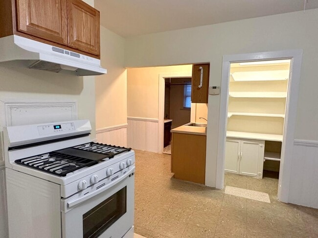 36 Princeton St, Unit 2 in Somerville, MA - Foto de edificio - Building Photo