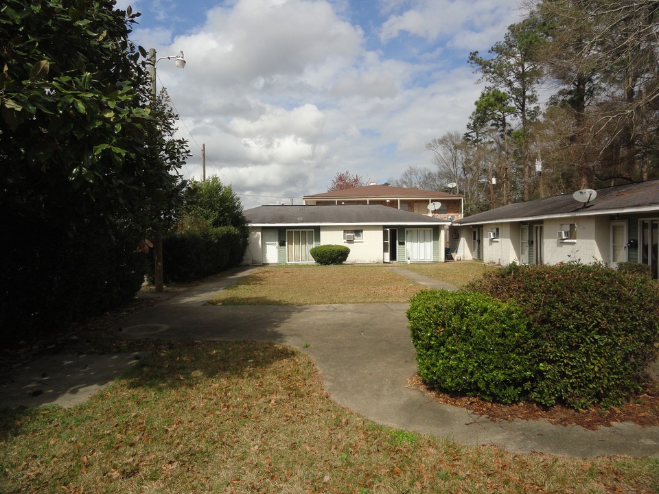 Saxony Apartments in Hattiesburg, MS - Building Photo