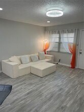 2400 Winding Creek Blvd in Clearwater, FL - Foto de edificio - Building Photo