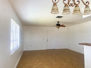 1104 SE 8th St in Cape Coral, FL - Building Photo - Building Photo