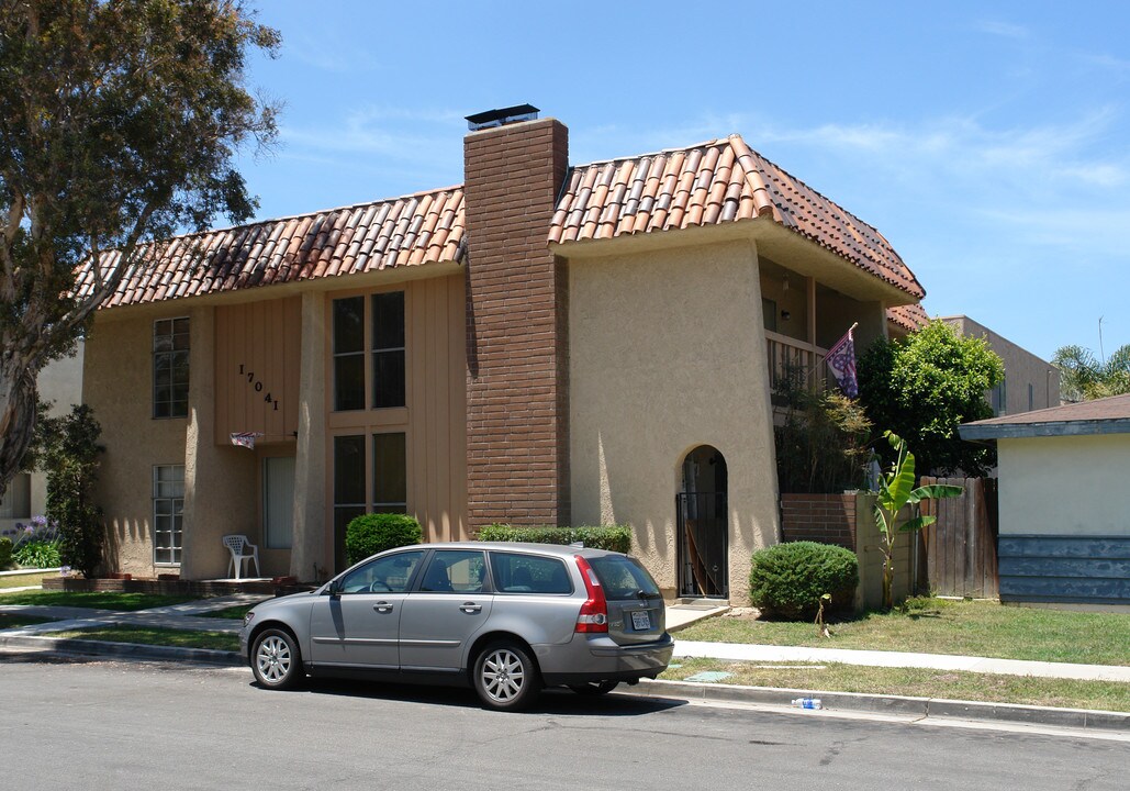 17041 Sims St in Huntington Beach, CA - Building Photo