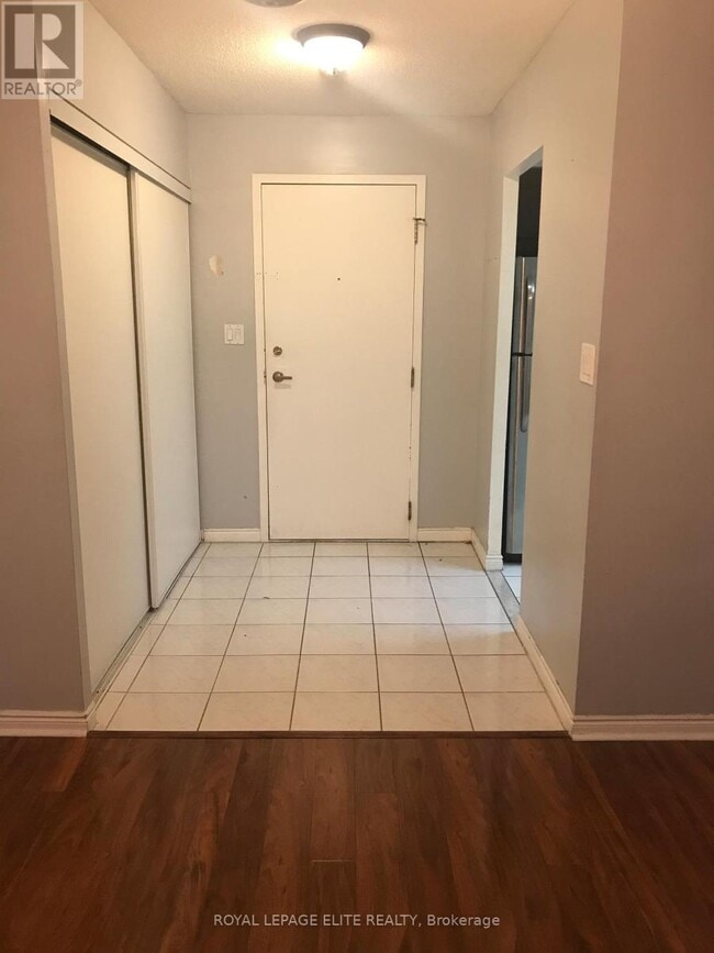 135 Hillcrest Ave in Mississauga, ON - Building Photo - Building Photo