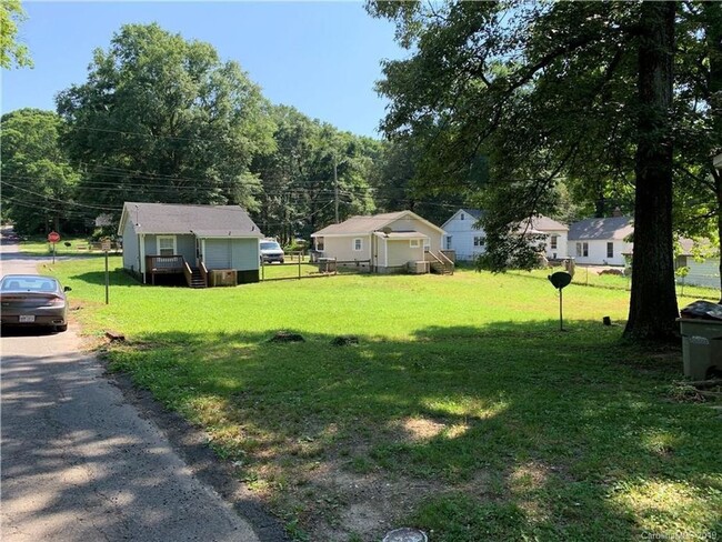 1102 W Davidson Ave in Gastonia, NC - Building Photo - Building Photo