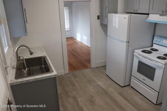 712 W Lackawanna Ave in Blakely, PA - Building Photo - Building Photo