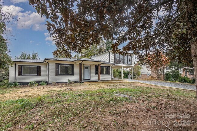 525 Arlington Cir NW in Lenoir, NC - Building Photo - Building Photo