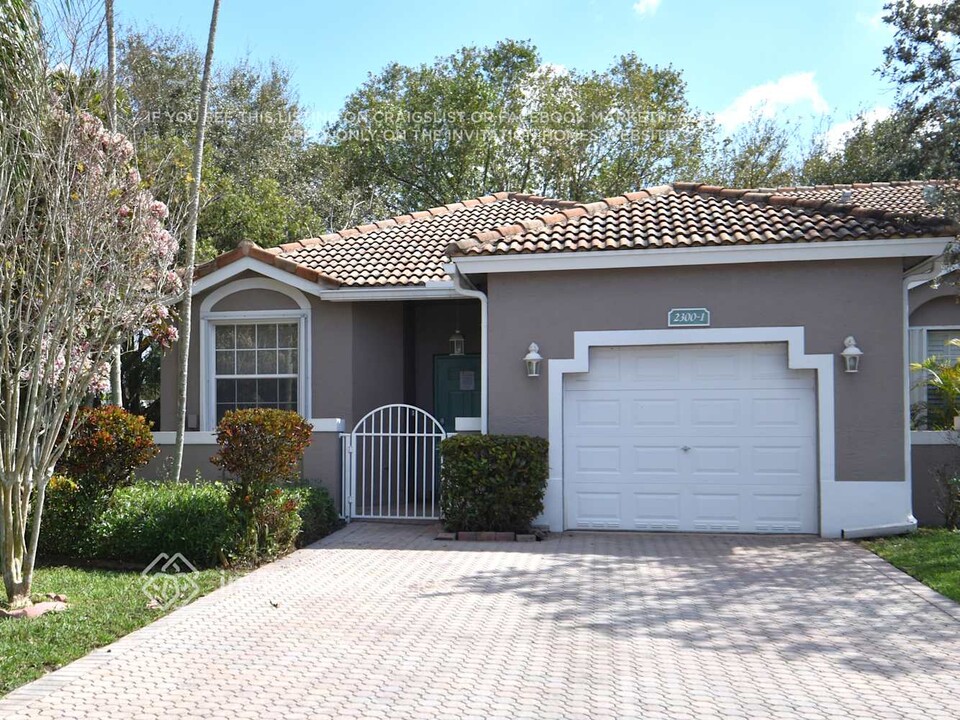2300 E Aragon Blvd in Sunrise, FL - Building Photo