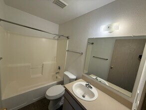 553 S Workland Ln, Unit 201 in Boise, ID - Foto de edificio - Building Photo