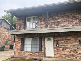 110-112-112 W Fairview St in Sherman, TX - Building Photo