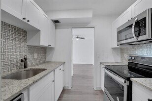 301 Croton Ave, Unit 302 in Lantana, FL - Building Photo