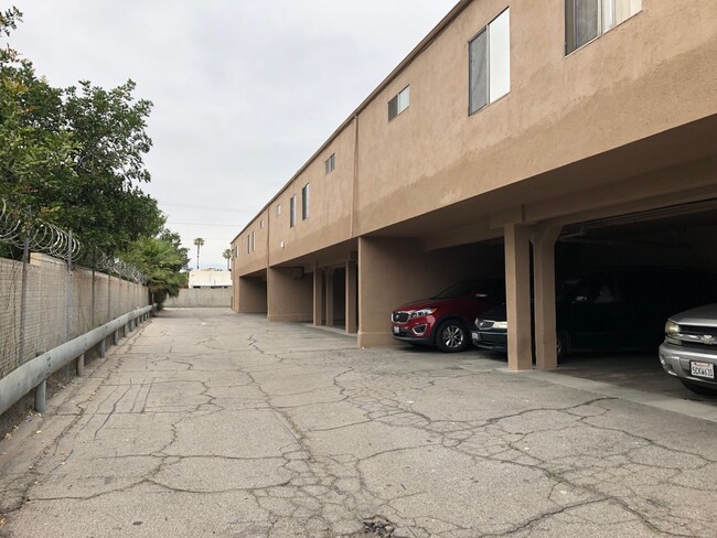 7555 Winnetka Ave in Los Angeles, CA - Building Photo - Building Photo