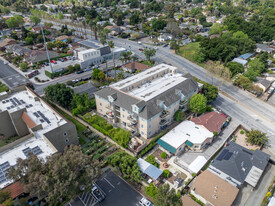 2330 University Ave in East Palo Alto, CA - Foto de edificio - Building Photo