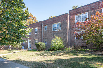 14104 77th Ave in Flushing, NY - Foto de edificio - Building Photo