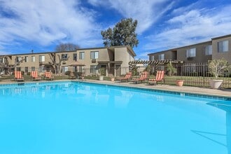 The Courtyards in El Cajon, CA - Foto de edificio - Building Photo