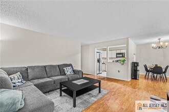 3 Taylor Dr in Franklin Township, NJ - Building Photo - Building Photo