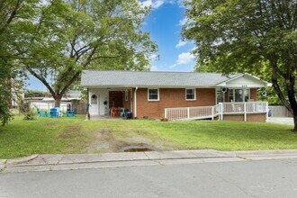 205 Sunset Dr in Chapel Hill, NC - Building Photo - Building Photo