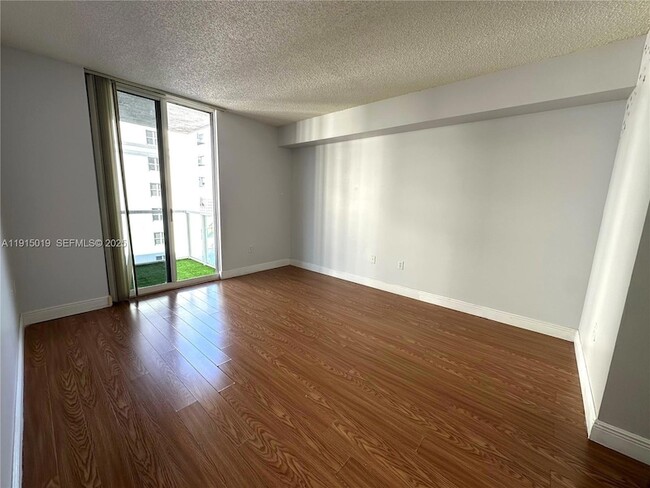 5077 NW 7th St, Unit 1408 in Miami, FL - Foto de edificio - Building Photo