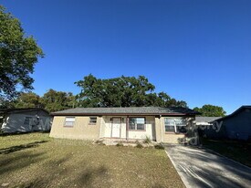 651 Duncan Cir W in Auburndale, FL - Building Photo