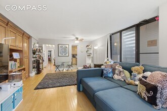 303 E 49th St in New York, NY - Building Photo - Building Photo