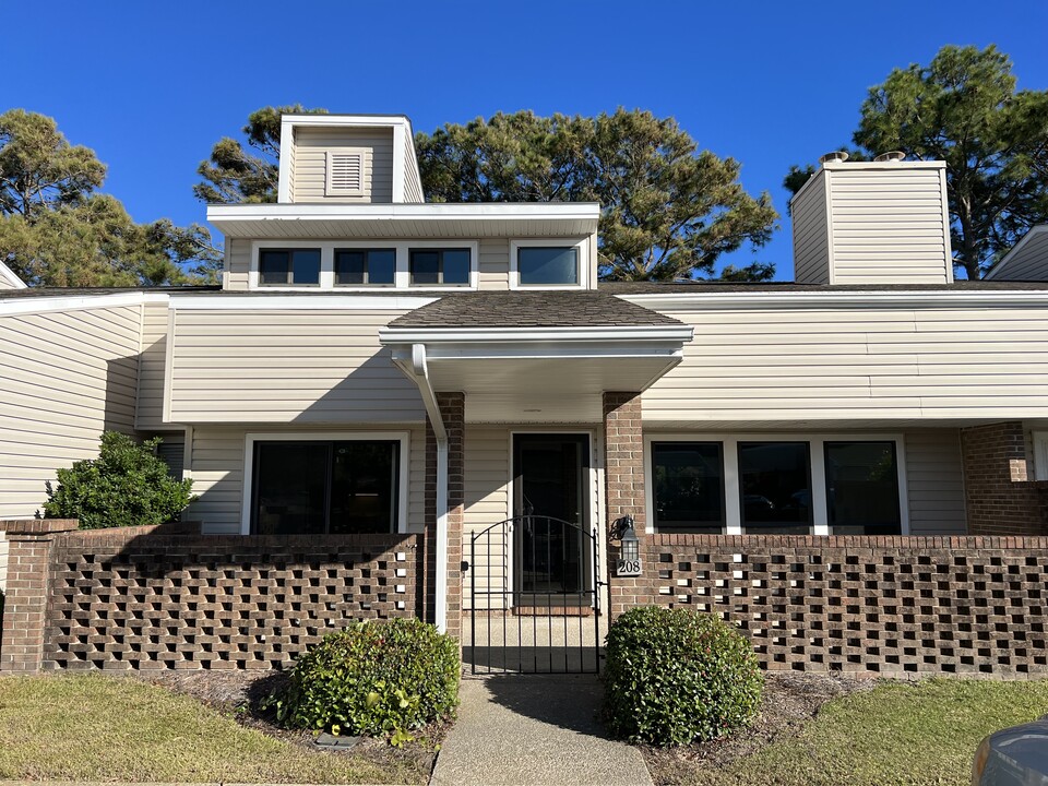 208 Sound Ct in Morehead City, NC - Foto de edificio