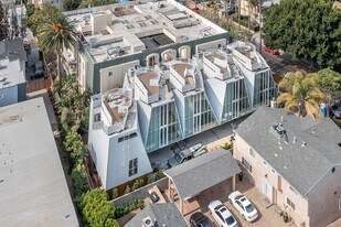 1826 Canyon Dr in Los Angeles, CA - Building Photo