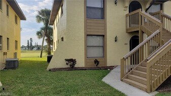 2039 Golfside Village Dr in Lehigh Acres, FL - Building Photo