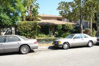 122 N Cedar St in Glendale, CA - Building Photo - Building Photo