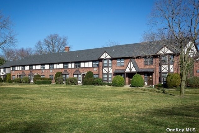 1712 August Rd-Unit -1712 in North Babylon, NY - Building Photo