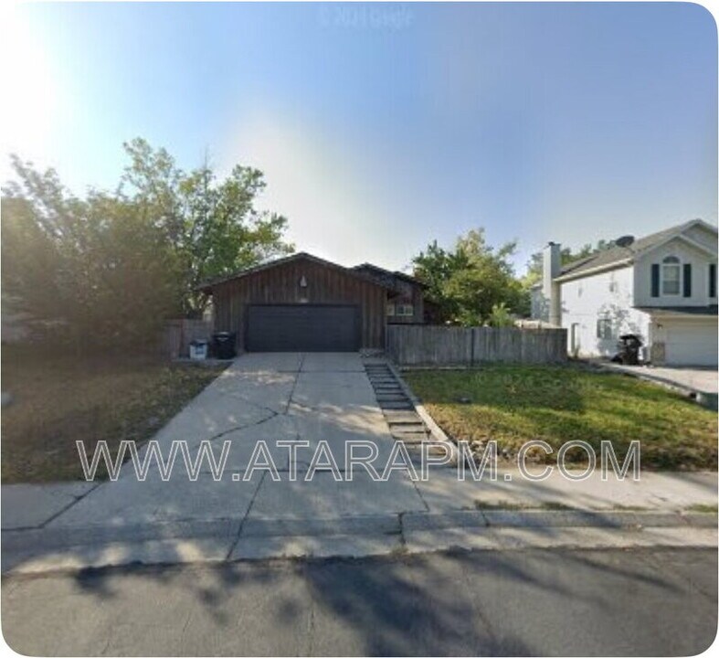 270 Country Club Dr in Stansbury Park, UT - Building Photo