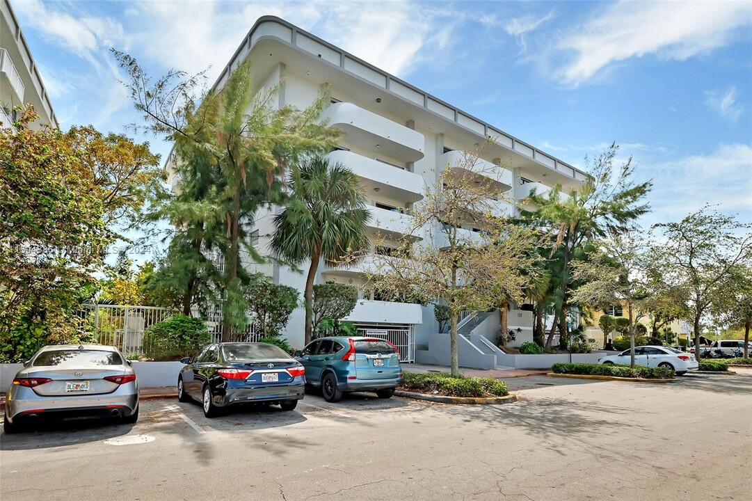 130 S Shore Dr, Unit 5C in Miami Beach, FL - Building Photo