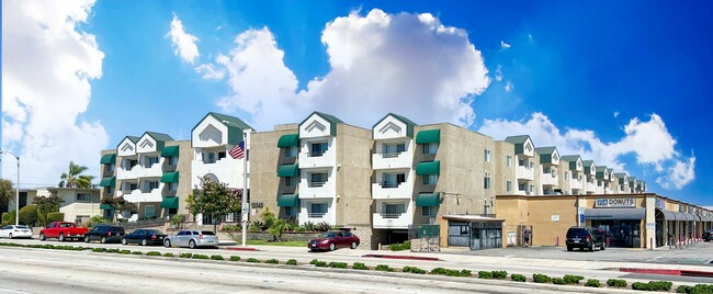 Aspen Place in Downey, CA - Foto de edificio - Building Photo