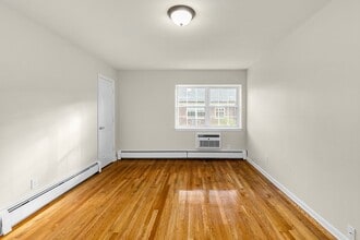 60 W Madison Ave in Dumont, NJ - Foto de edificio - Building Photo