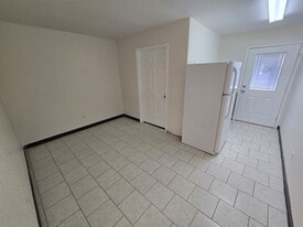 126 Alton Ave in Charlotte, TX - Building Photo