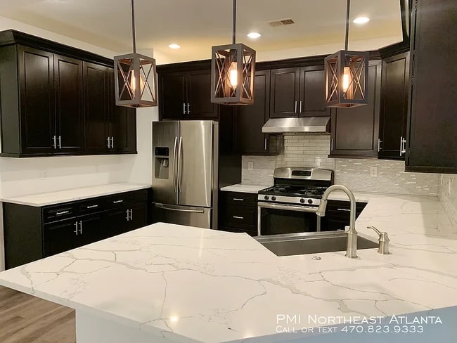 2112 Greencrest Cir